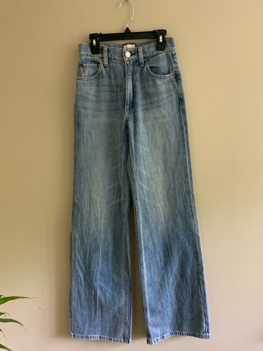 ALICE +OLIVIA Weezy High Rise Jean in Sadie Light Vintage Blue wash - Size 24 - Picture 4 of 11